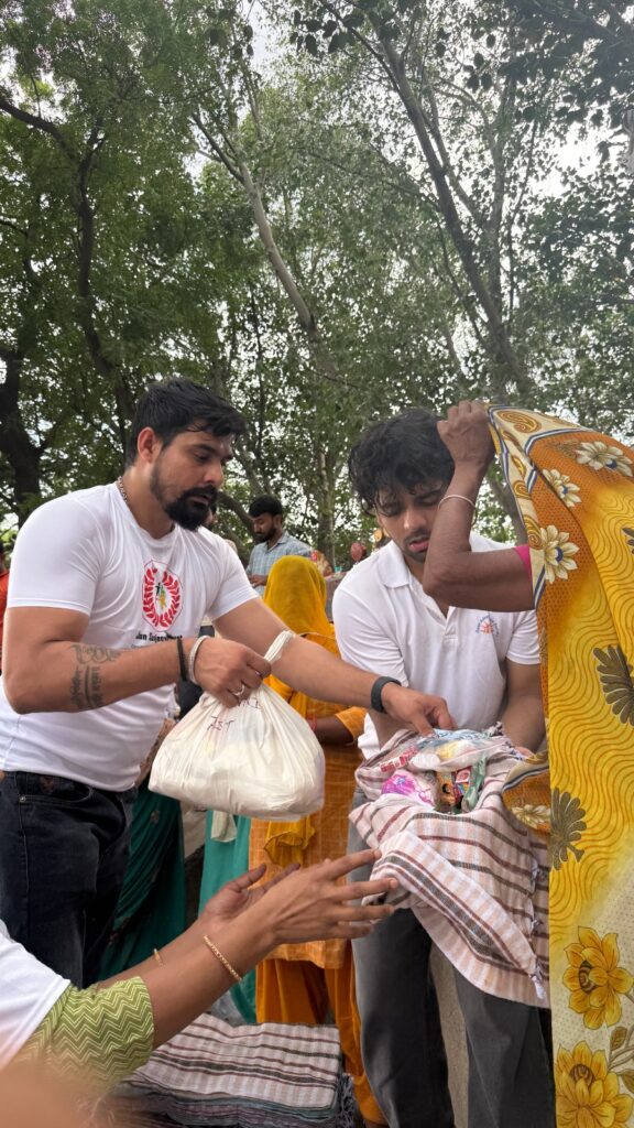 flood relief drive in Wazirabad Yamuna Delhi