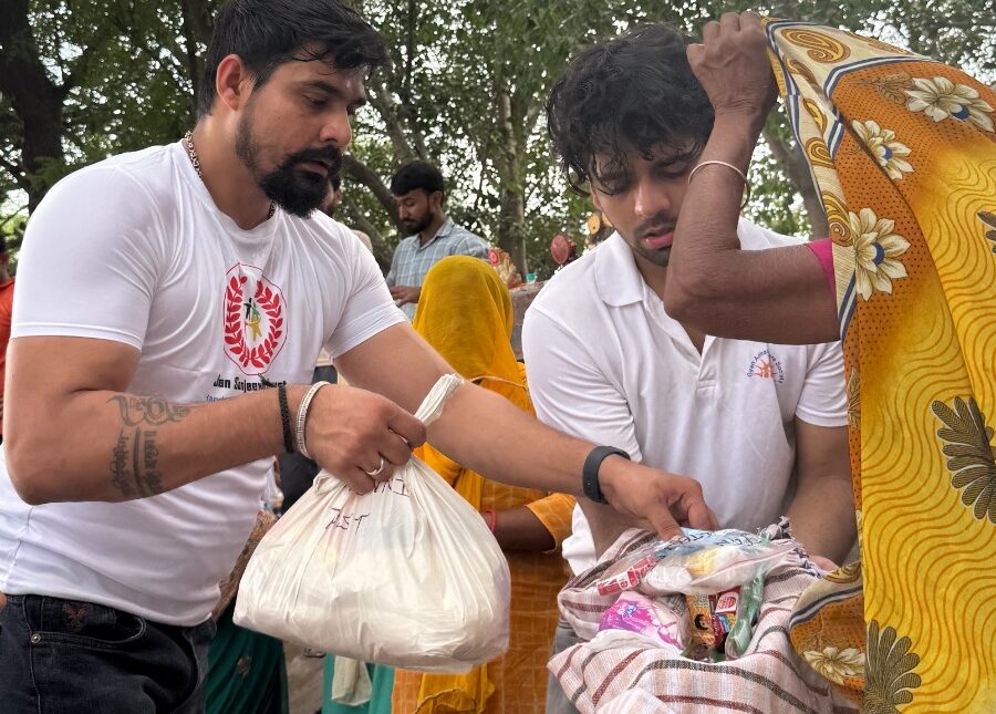 flood relief drive in Wazirabad Yamuna Delhi