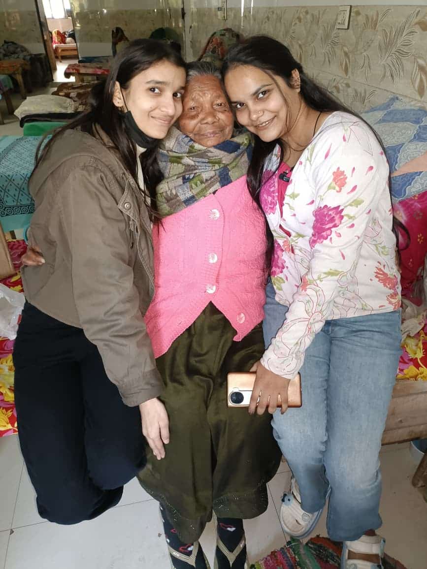 Old Age Home Visit By Jan Sanjeevni Trust