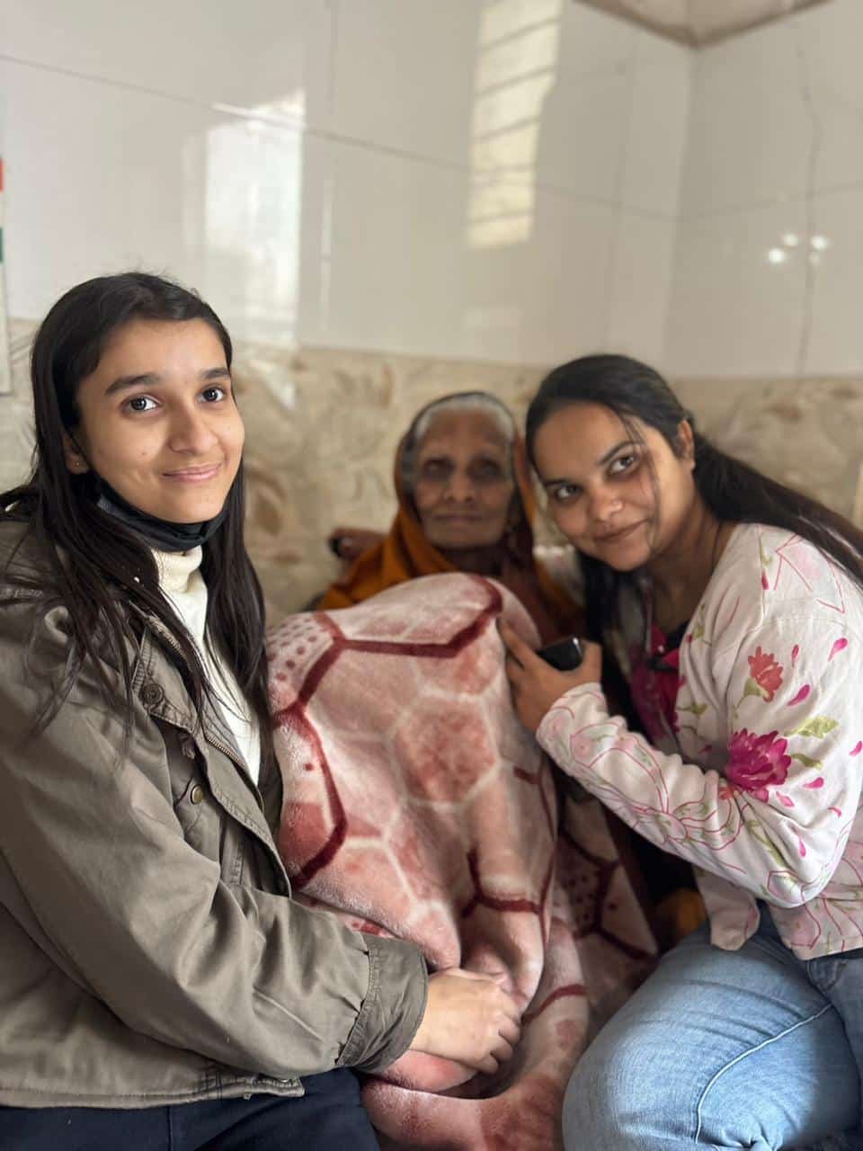 Old Age Home Visit By Jan Sanjeevni Trust